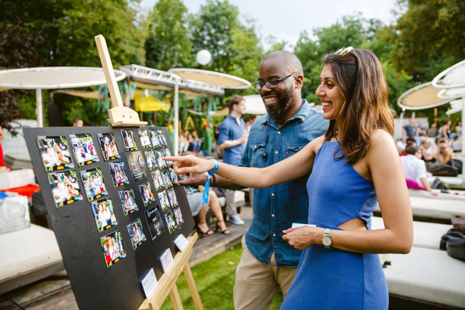 Gäste entdecken ihre Fotomagnete auf dem Event.